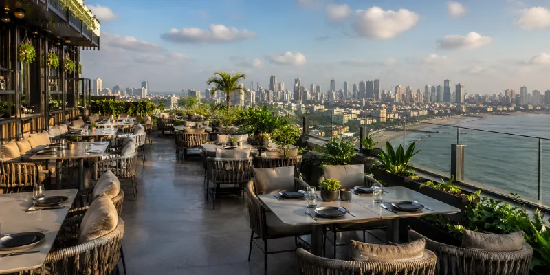 Low-maintenance metal mesh cafe seating built for volume HORECA buyers in Mumbai