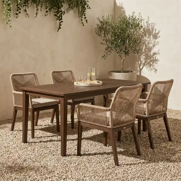 Bulk commercial outdoor dining furniture available from top B2B patio set manufacturers.