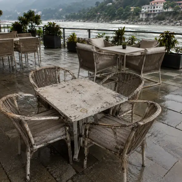 Luxury outdoor dining tables for resort guests in Rishikesh