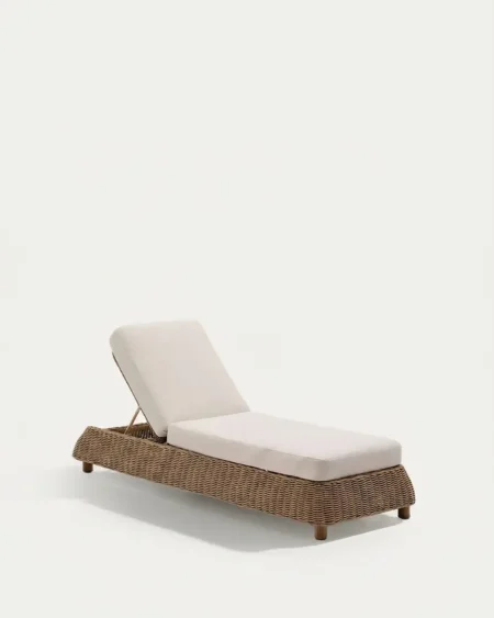 Luxury Cala wicker sun lounger featuring a rust-proof curved aluminium frame and UV-stabilized honey synthetic rattan, manufactured for high-end resorts.