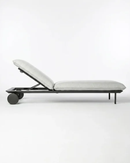 Luxury Draper wheeled sun lounger featuring a rust-proof aluminium frame, transport wheels, and UV-stabilized synthetic rope, manufactured for high-end resorts.